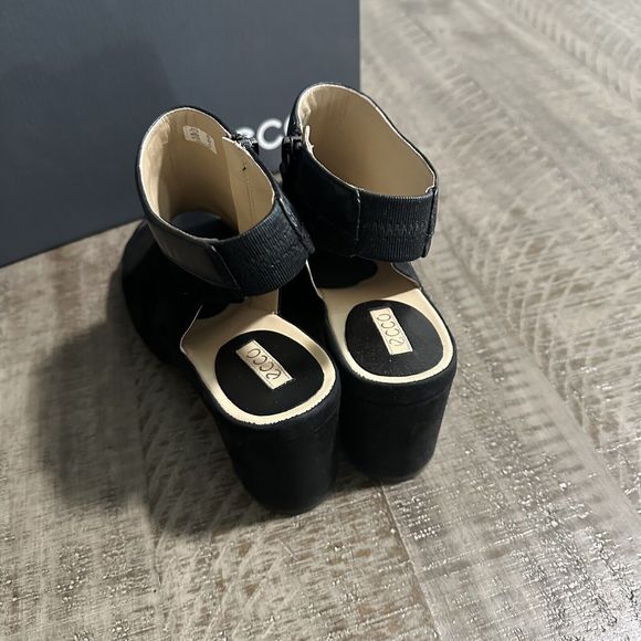 Ecco Women’s Heels Size 9-9.5 Black Suede - Picture 3 of 6